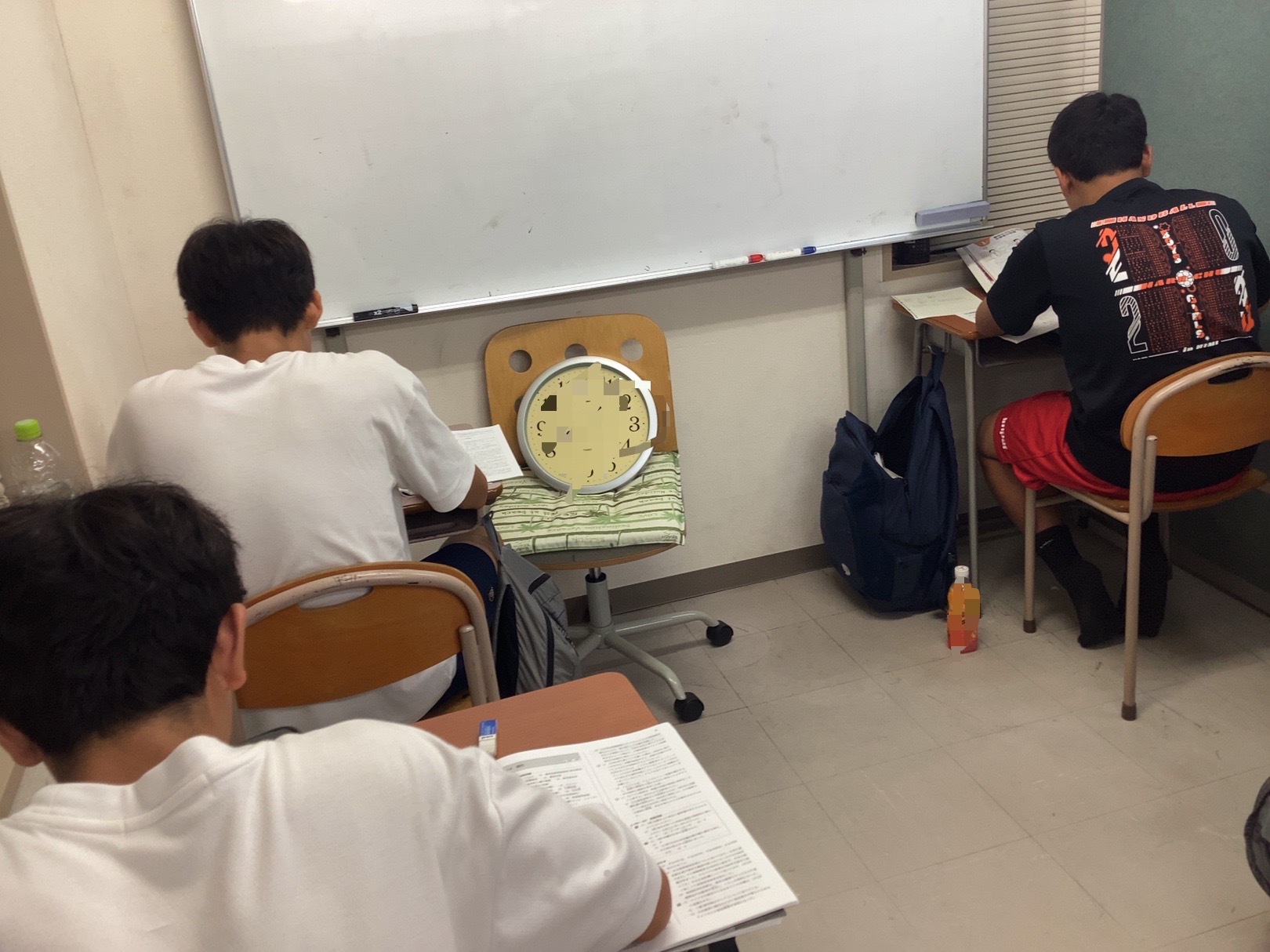 テストに取り組む中学生