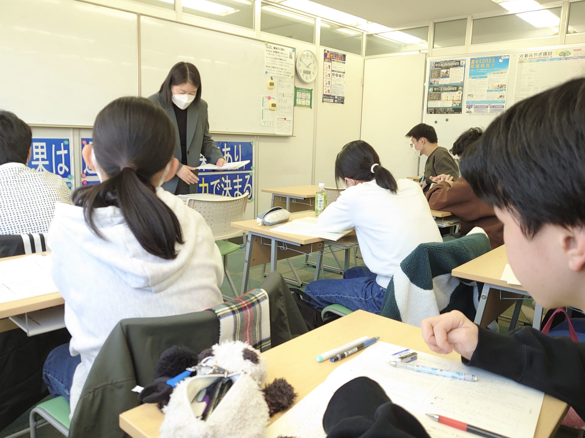 受験ゼミで真剣に授業を受ける中学生